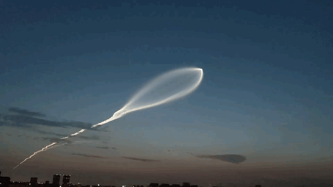 西安上空现大量白点状不明飞行物今天早上还有网友拍到了这个，太美了，这啥呀？有没有