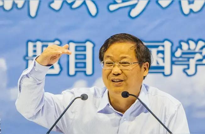 鲍鹏山说：“爱国主义是什么？我告诉大家。爱国主义它是把我们生活所在的一个国，这