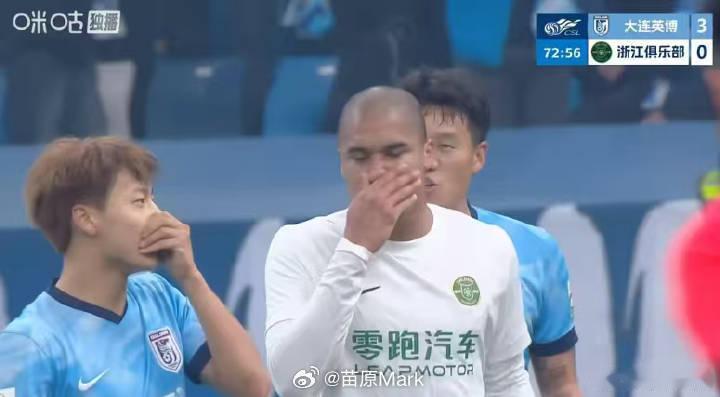 大连英博3比0浙江队李镇全效应，已经开始了Fifa正在搞捂嘴就黄牌的规则，中