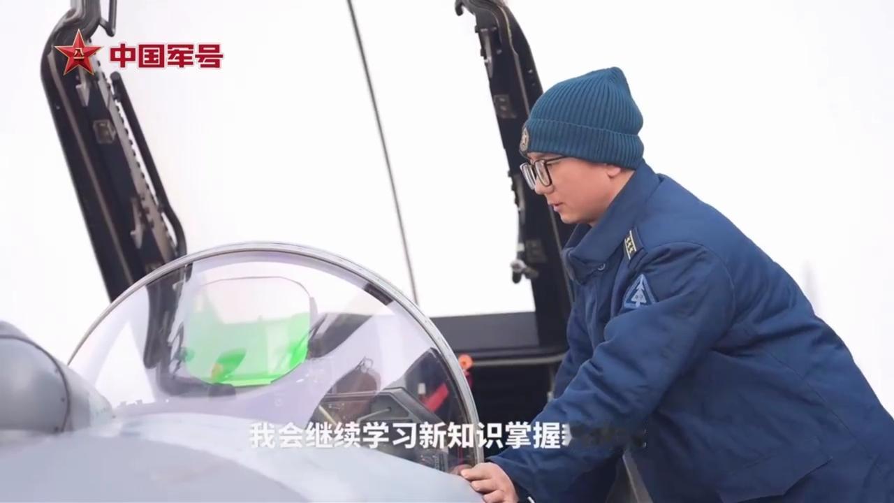 这几架歼十C的衍射平显应该是最新型号，边框超级薄，看上去甚至比歼-20A的平显边