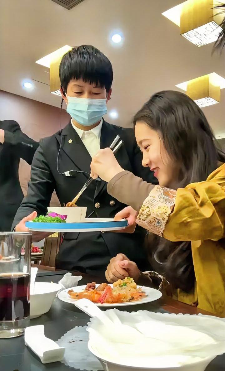 吃席菜没等上桌，你先夹一筷子，无视同桌人的大白眼，还在为自己的“聪明”沾沾自喜。