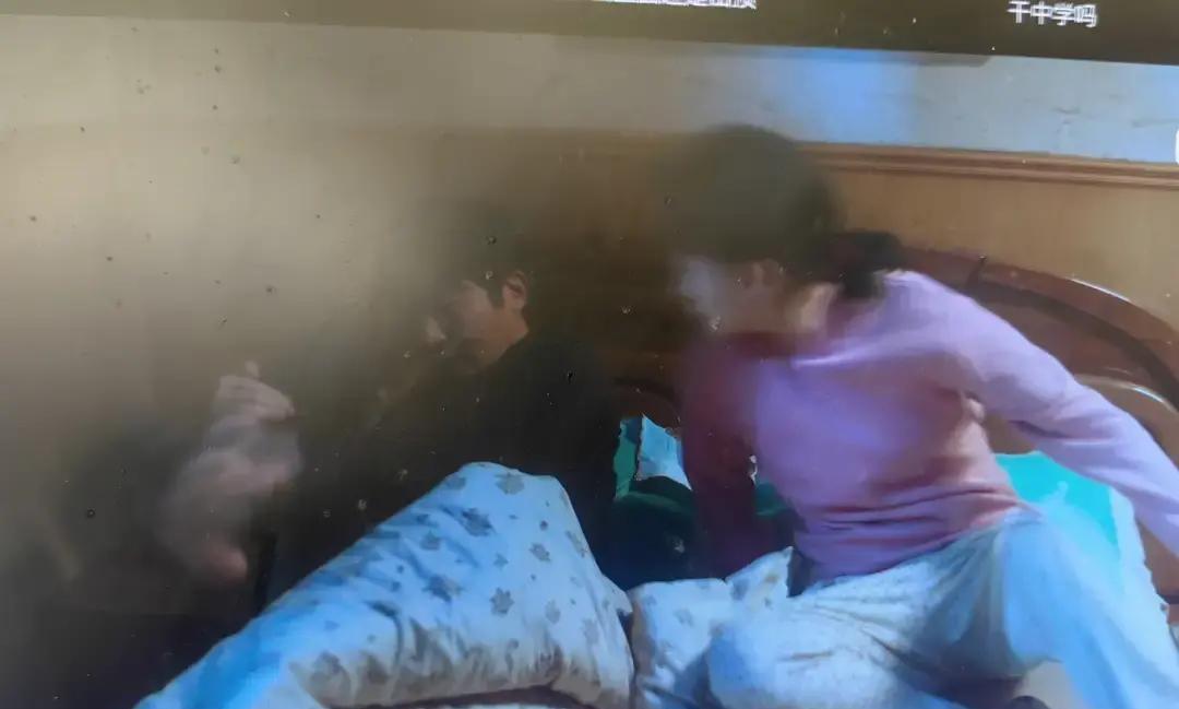 中戏逼表演生蹲300小时菜市场？真正的演技，藏在松垮的袜口和皱口袋里的钢镚声里