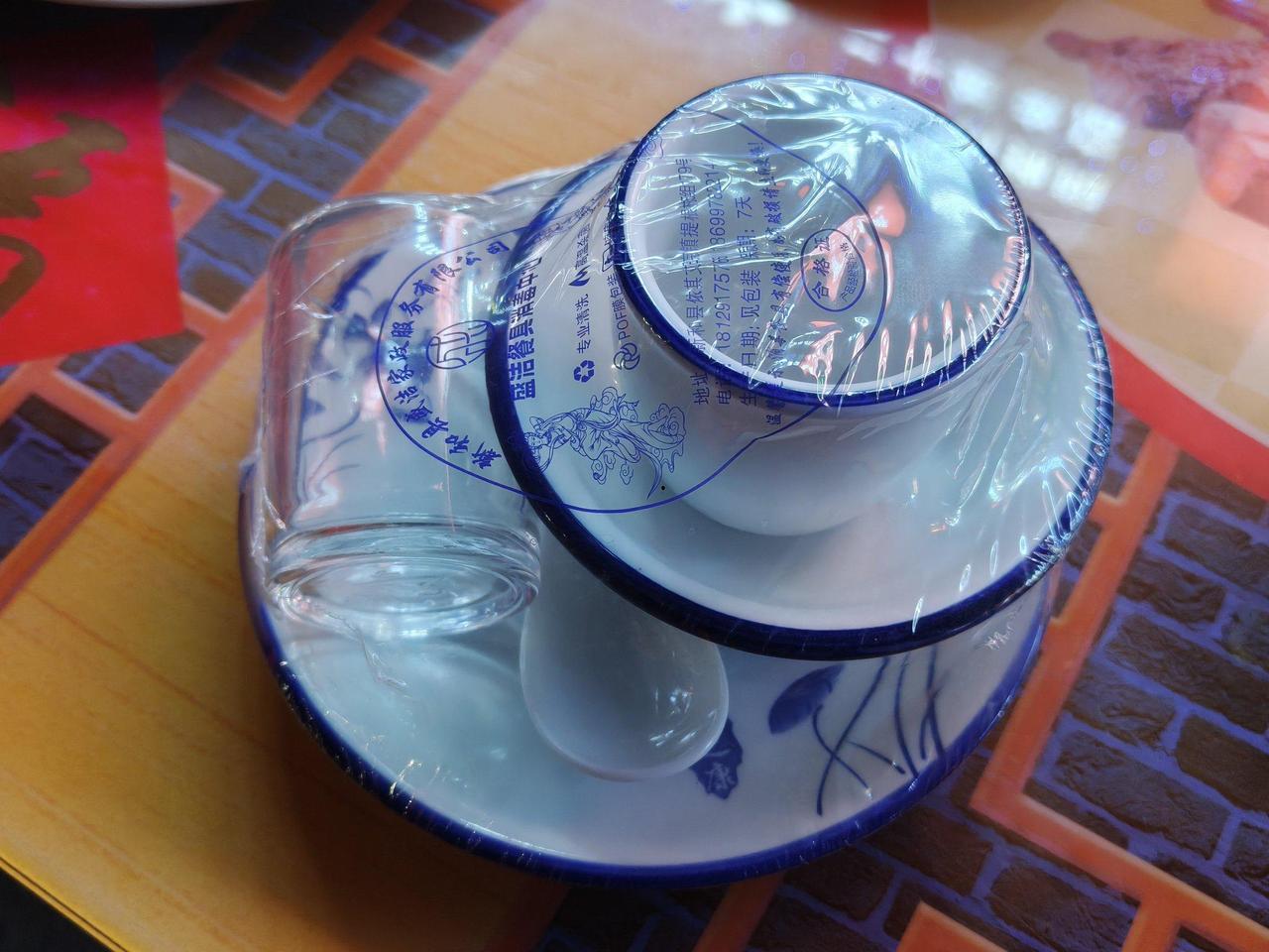 一名刚结束南亚行程的日本青年再度来到中国。当他在一间普通街边小店落座，眼前的景象