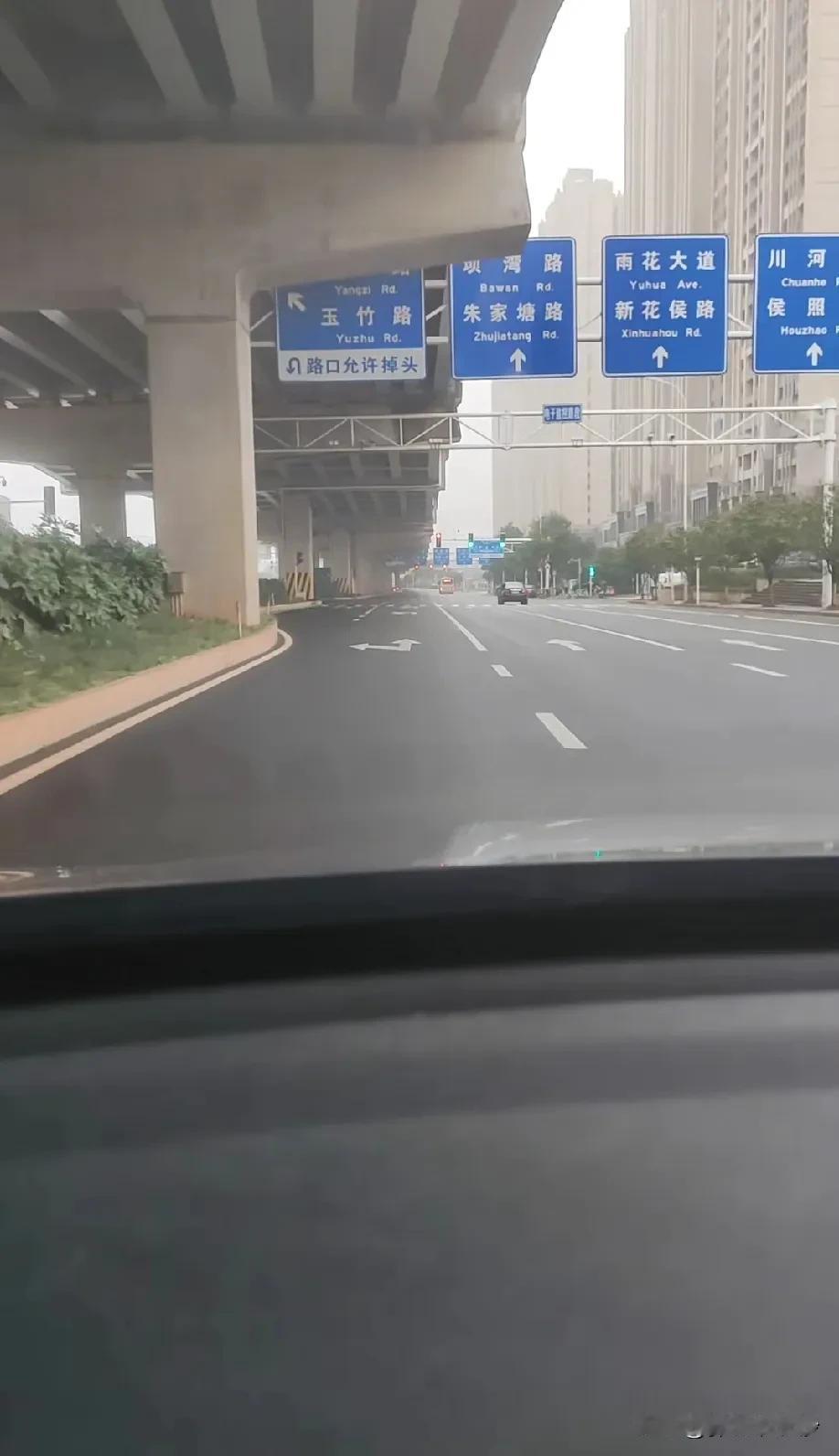 长沙雨花大道这里的道路标志线设计的也是奇葩，在路口实线突然改方向，都来不及打方向