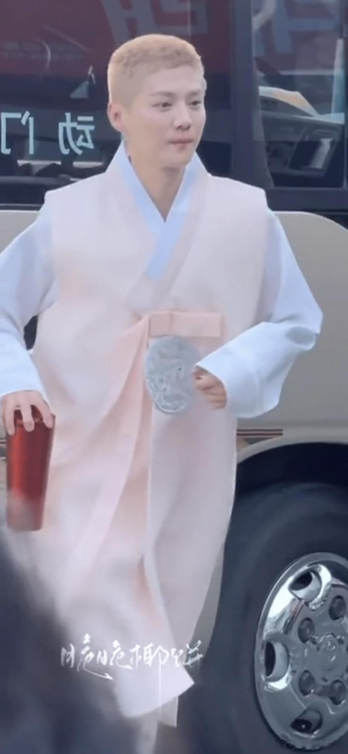 鹿晗怎么变成这样了，在他的脸上看到了男女老少
