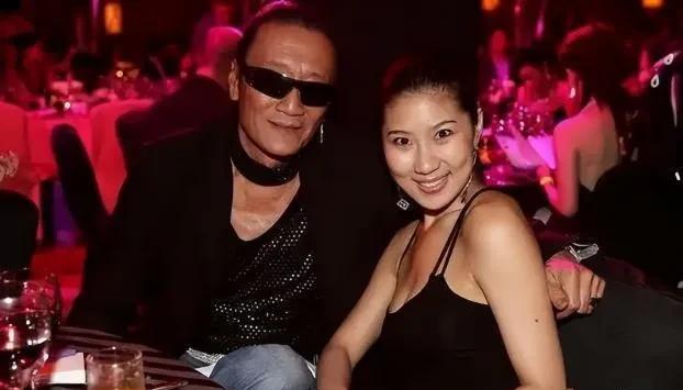 委身谢贤12年拿走2千万！2018年，82岁的谢贤和33岁的女友coco分手，
