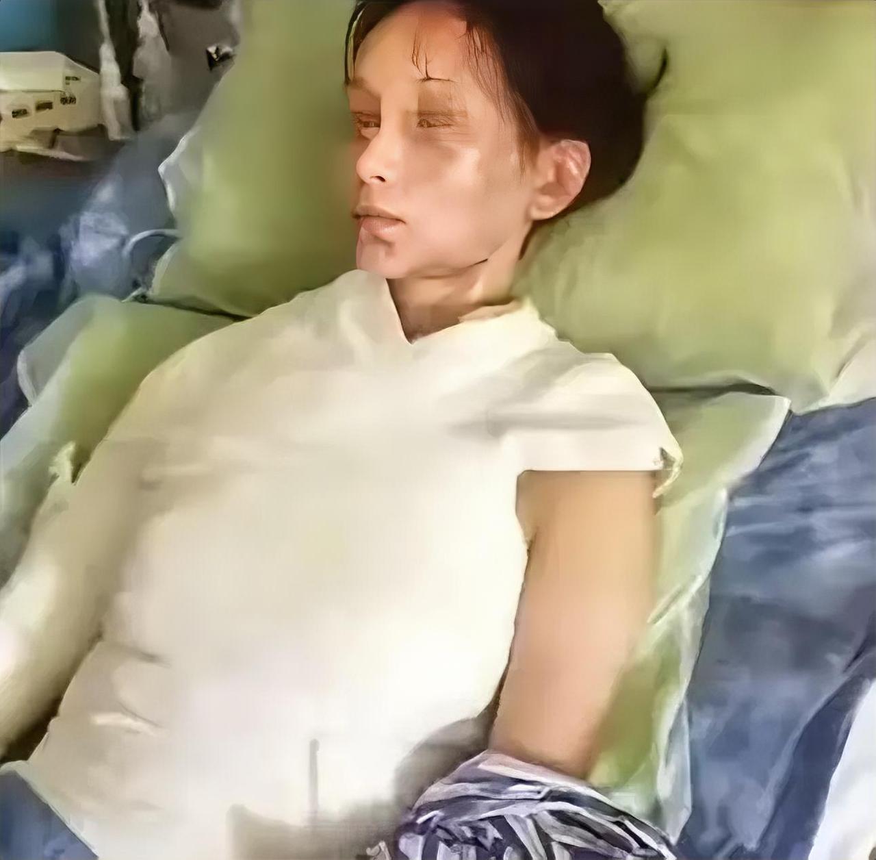 顾客仅仅因为服务员加汤慢了五分钟，就肆意当众辱骂他人、牵扯家人，情绪失控的服务员
