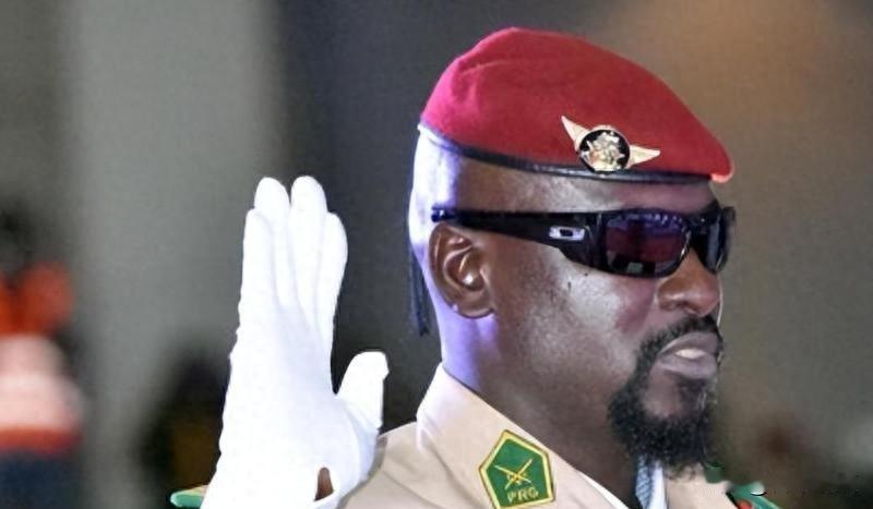 当年死磕独立，如今穷到邻国都不要：这个国家做错了什么？2025年4月，美国一