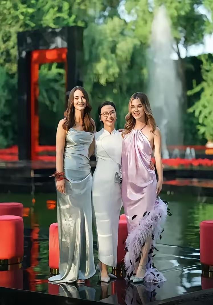 李国庆的现任妻子张丹红，拥有两个让她无比骄傲的女儿，身材高挑，皮肤白皙，金发碧眼