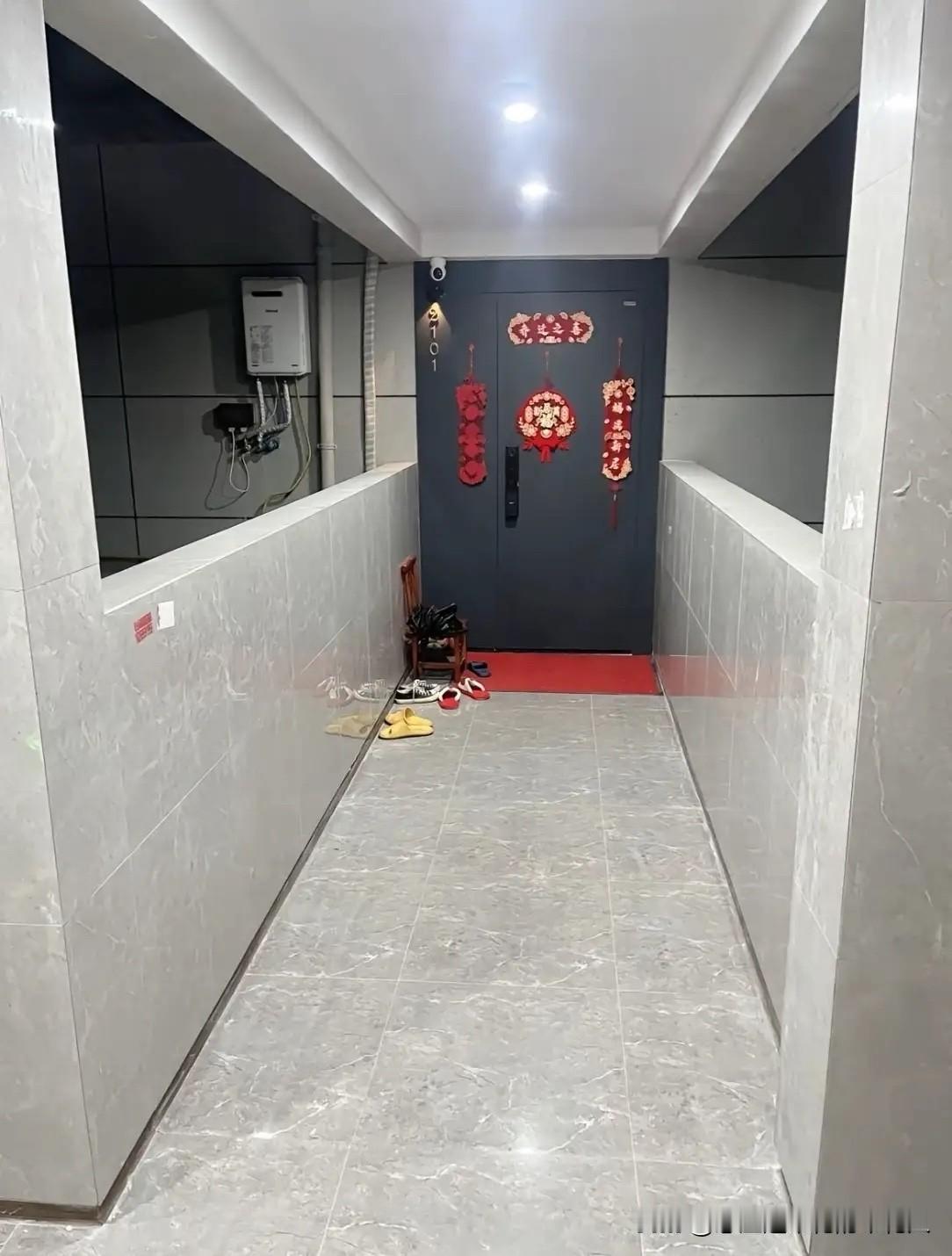 同事乔迁新居，这入户设计真让人一言难尽周末去同事新家暖房，刚出电梯就被入户门