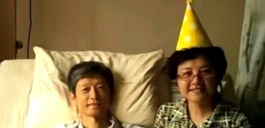 2016年，艾跃进老师和妻子庆祝最后一次生日的照片，照片里的他，脸微笑着，神情憔