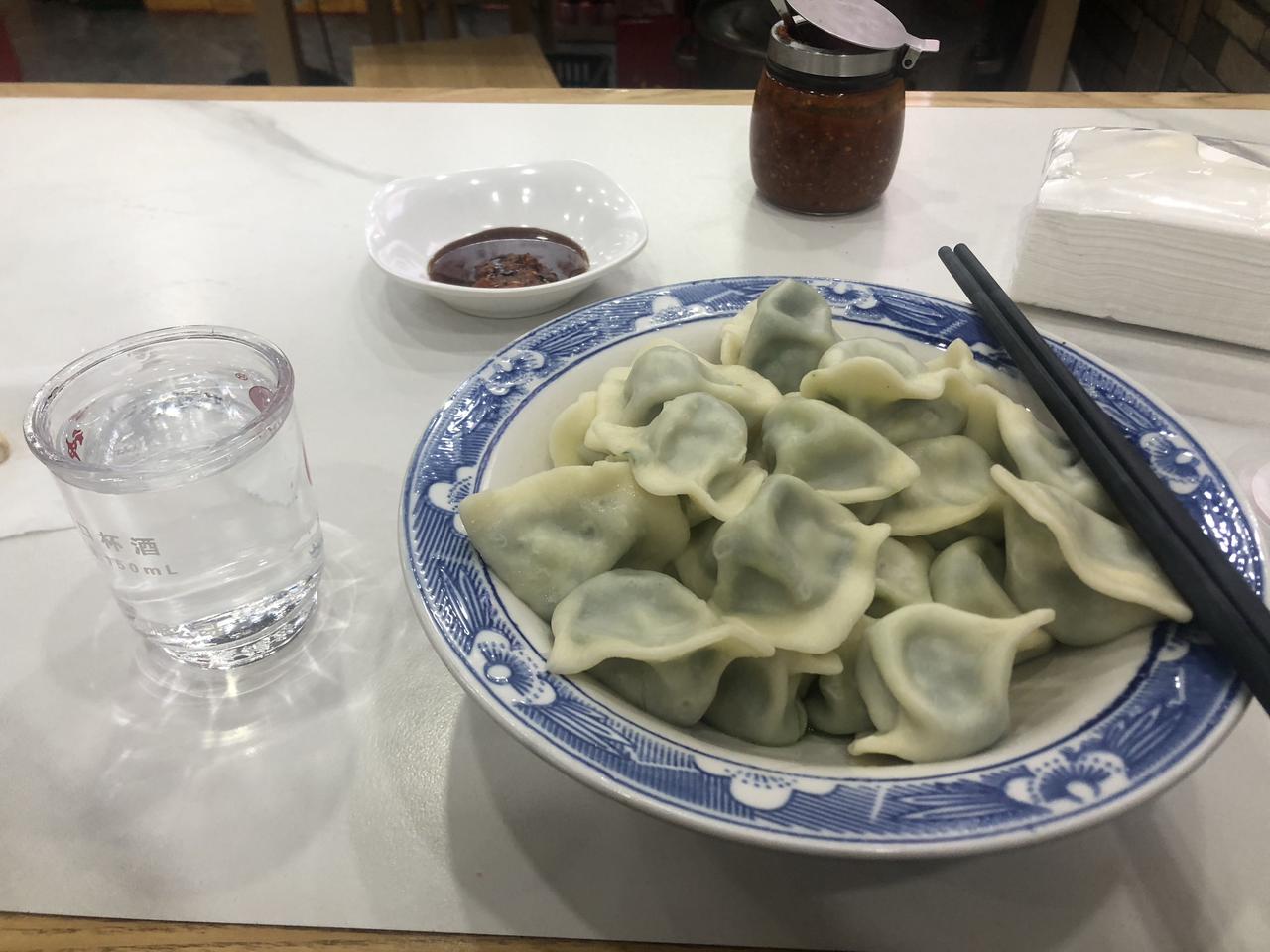 饺子就酒，越吃越有热气腾腾的饺子端上桌，白胖的身子裹着鲜香内馅，咬开便是满口