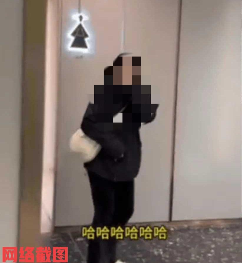 湖南有女子和朋友一起逛商场。在逛商场途中女子朋友要去卫生间，在分别男女厕所时