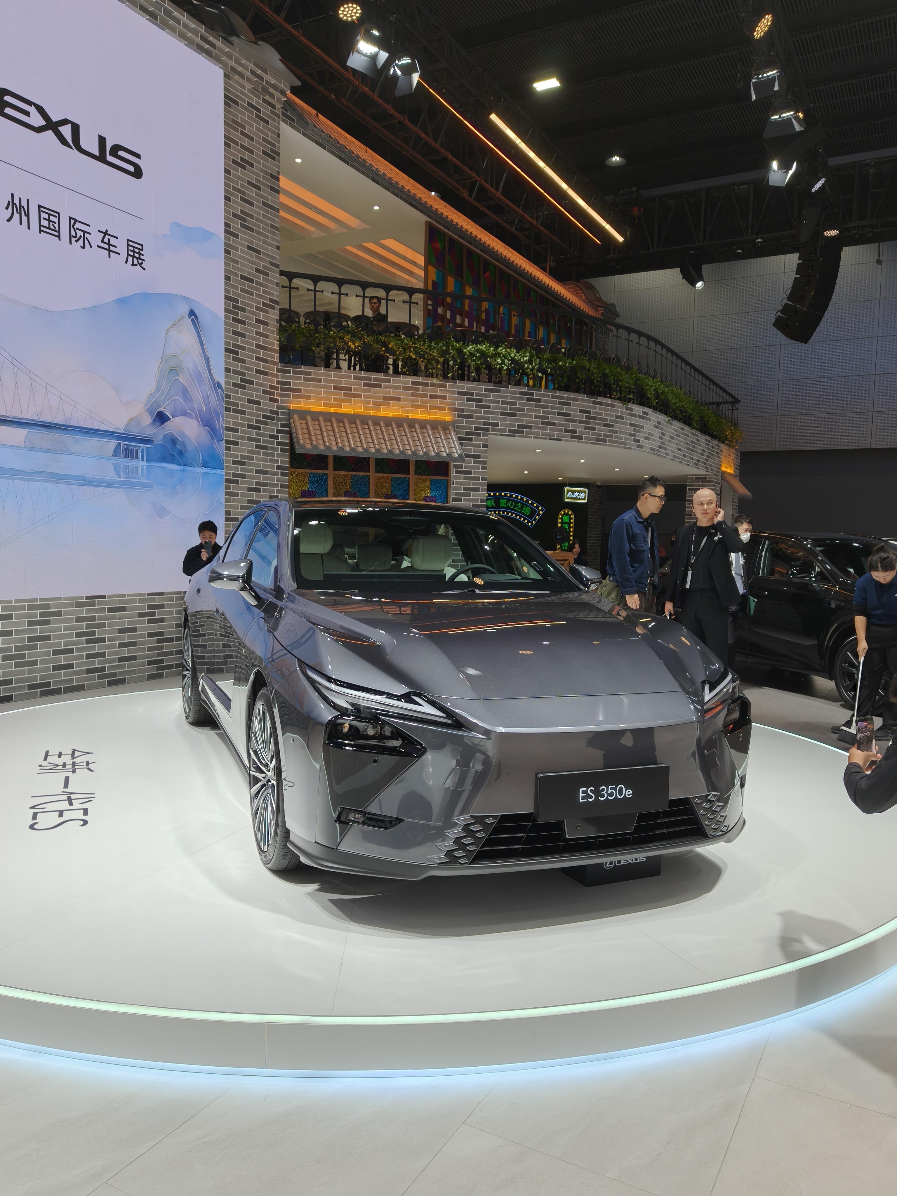 新款的ES看着不中嘞，外观视觉上不如至境L7啊，这个丰田电车比它好看多了