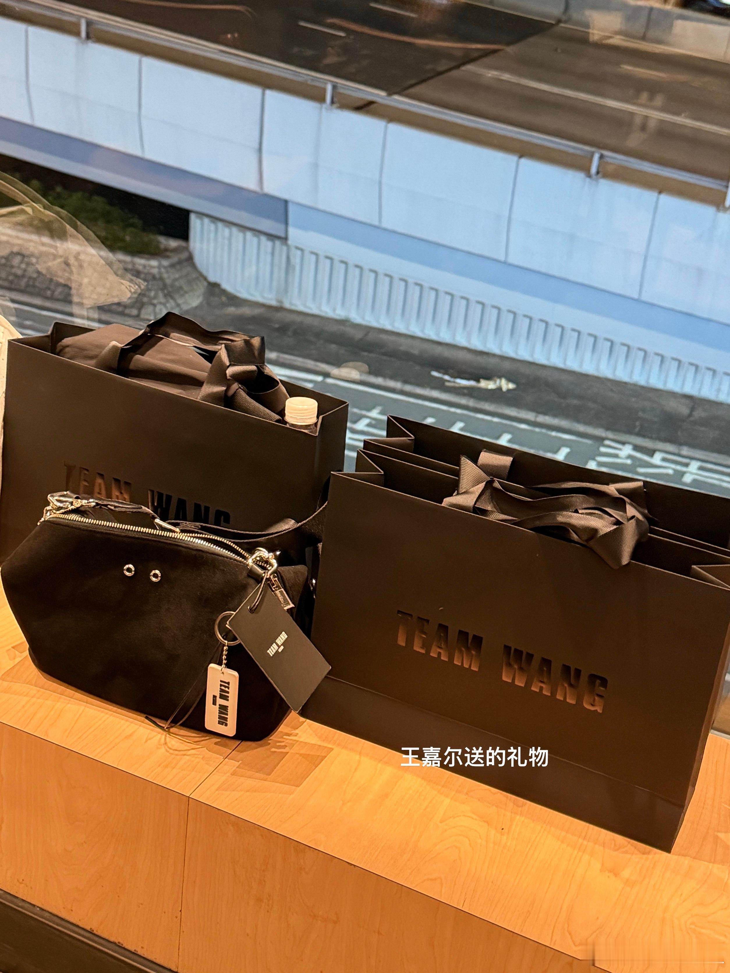 下次还要一起追王嘉尔香港