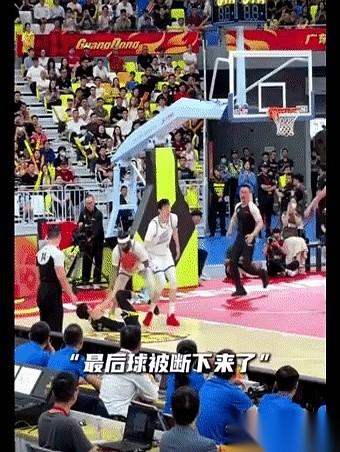 宁波队外援辛普森，死死盯着广东队后卫徐杰，眼神里全是算计。他仗着自己人高马大，