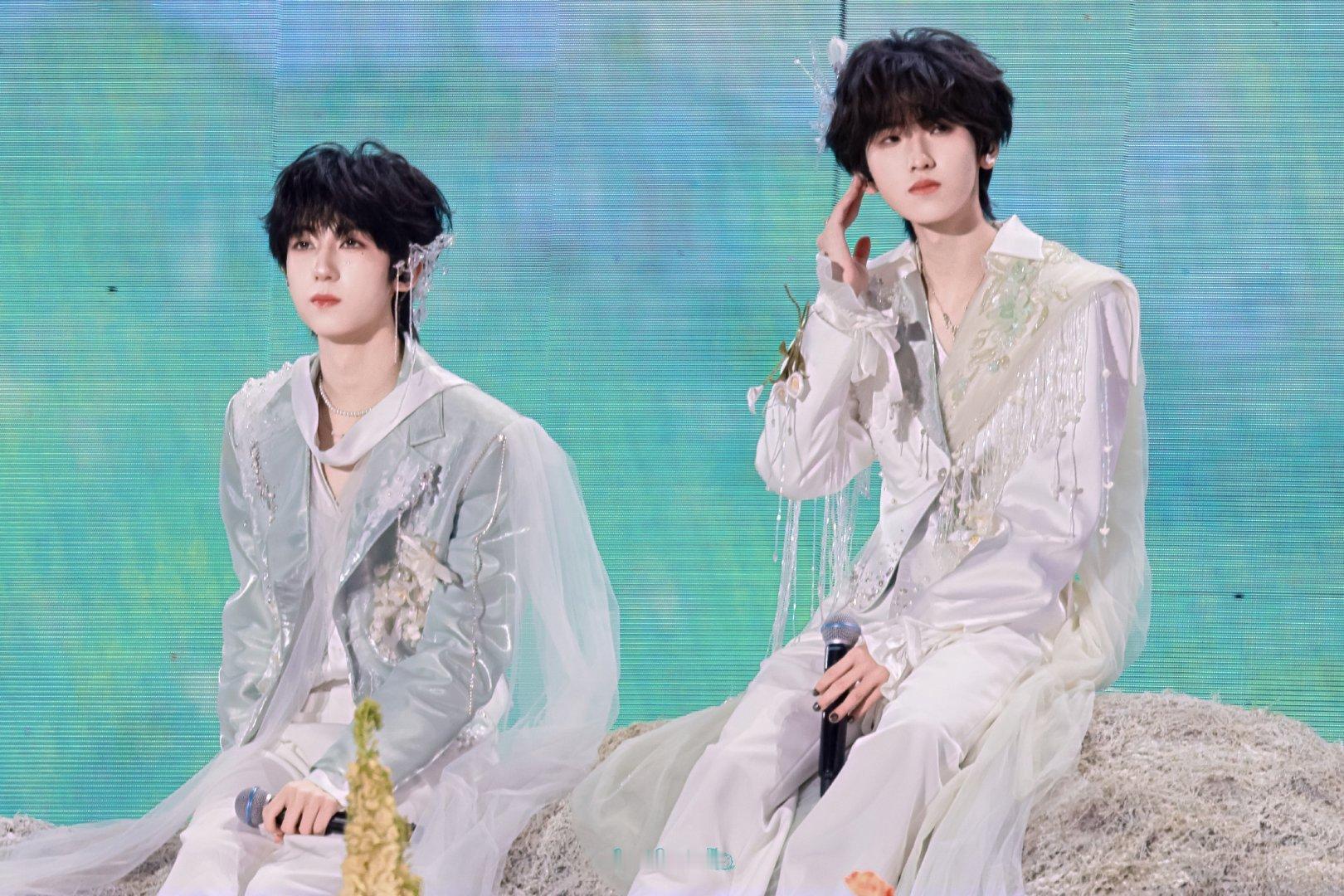 奇文奇文骨骼谢幕💙💗左奇函杨博文骨骼谢幕我的两位孩子今天都超级棒👍🏻今