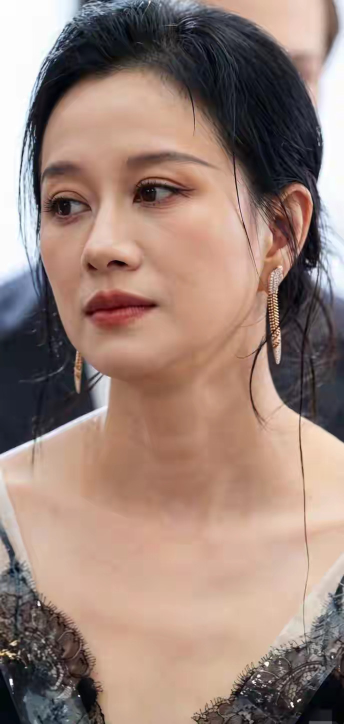 倪虹洁以湿发微卷搭配精致蕾丝亮相，优雅气质瞬间成为全场焦点。她的眼神温柔中透着深邃，仿佛能诉说无数动
