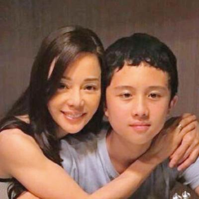 🐒畸形的爱到底有多可怕？台湾女星狄莺，坚持母乳喂养12年，与儿子同床15年，就