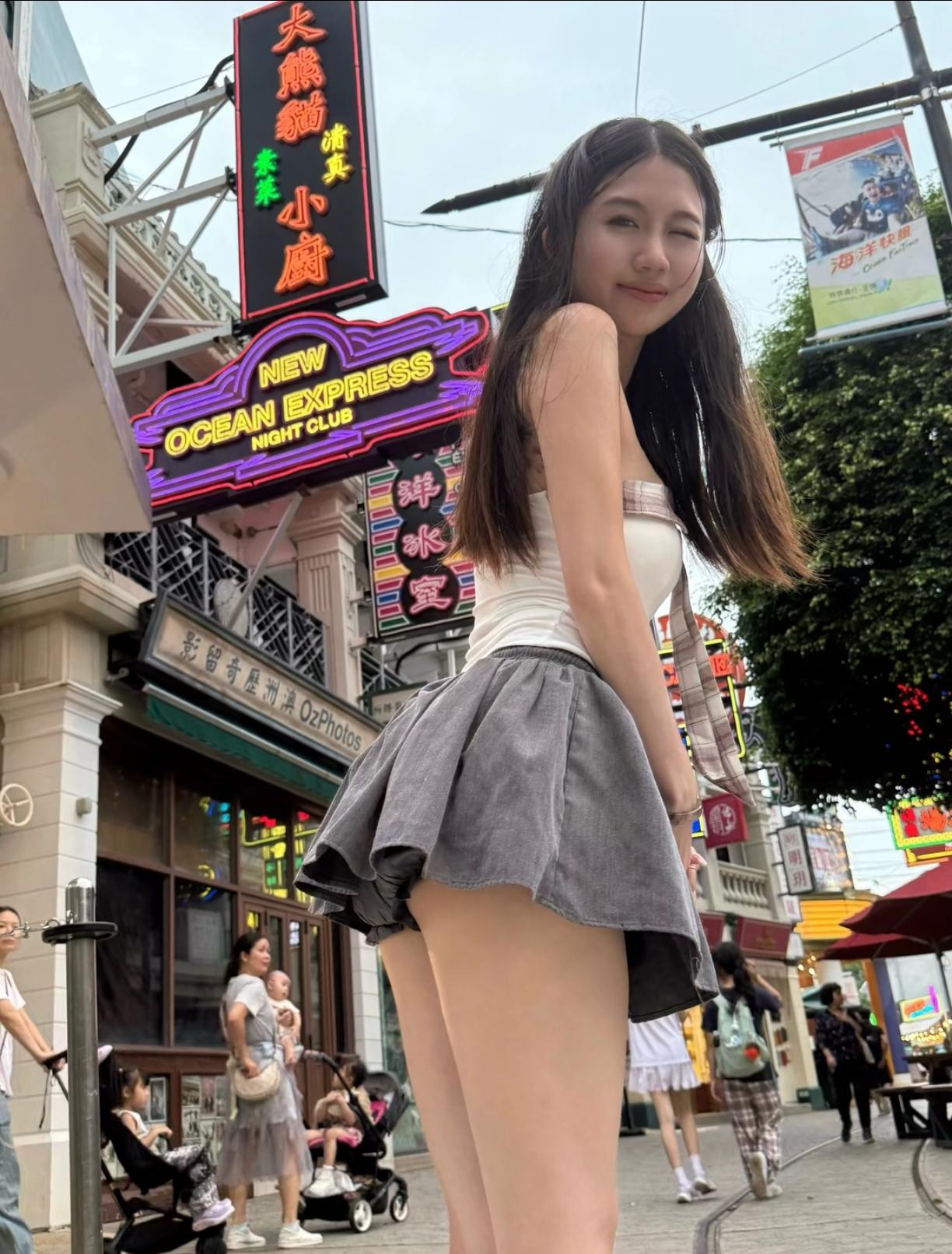 俏皮女孩在外开心快乐的日子。