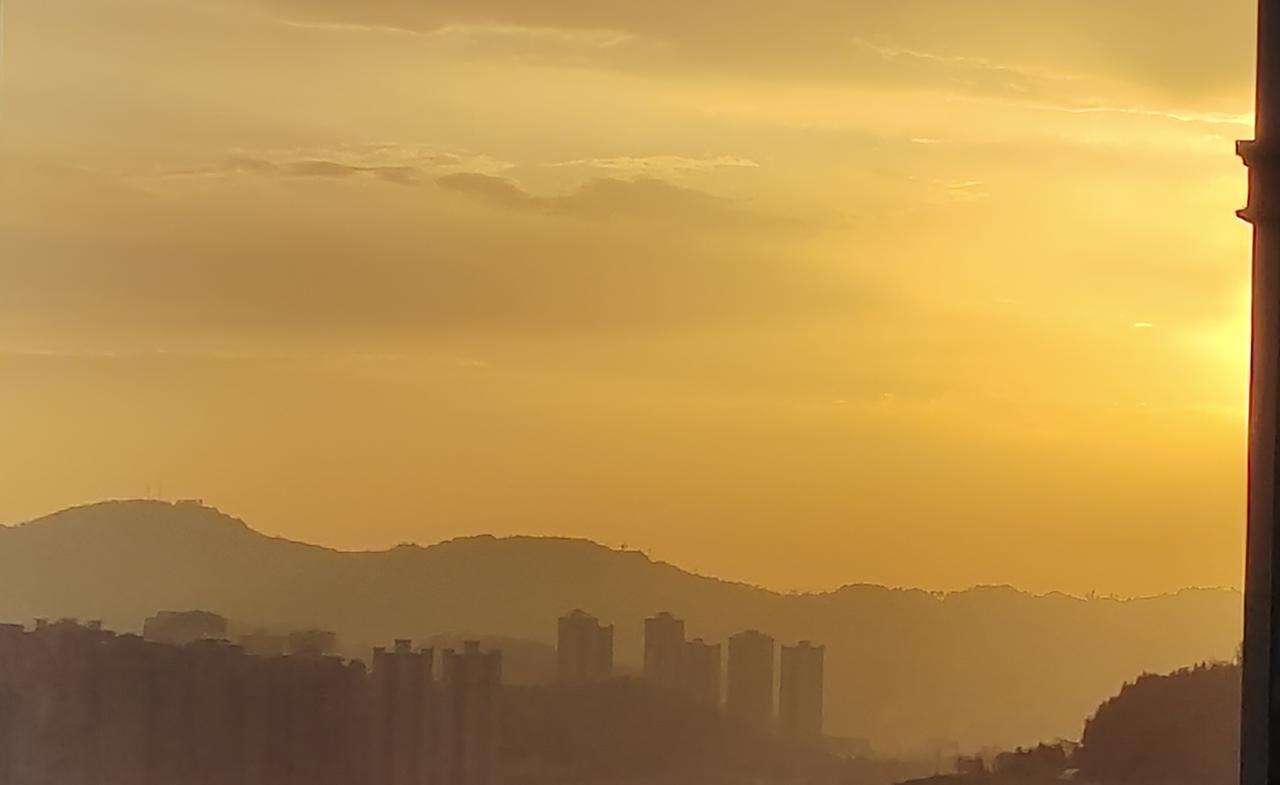 日月有光，有色，有形，但却不知人间疾苦。