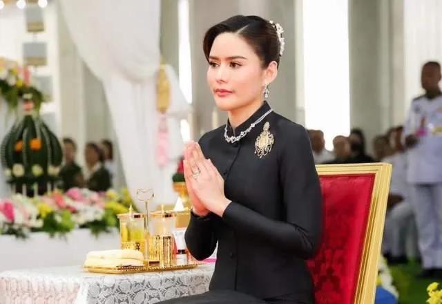 她不是王后，但比王后更常出现在国王身边。从短发牛仔裤到珍珠高跟，她一步步走成了