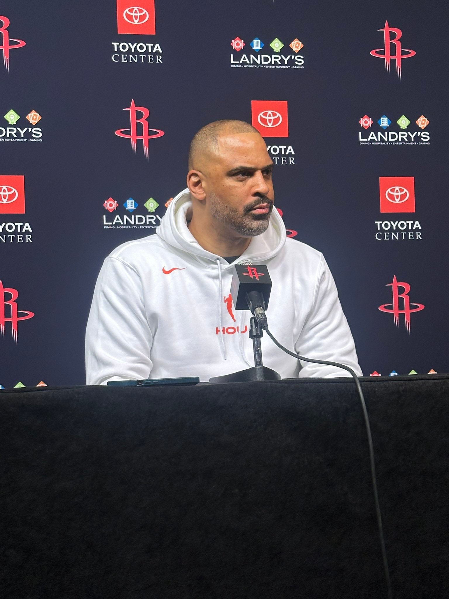 乌度卡透露：今日伊森将取代谢泼德重回首发阵容。这是基于本场比赛对位而做出的调整。