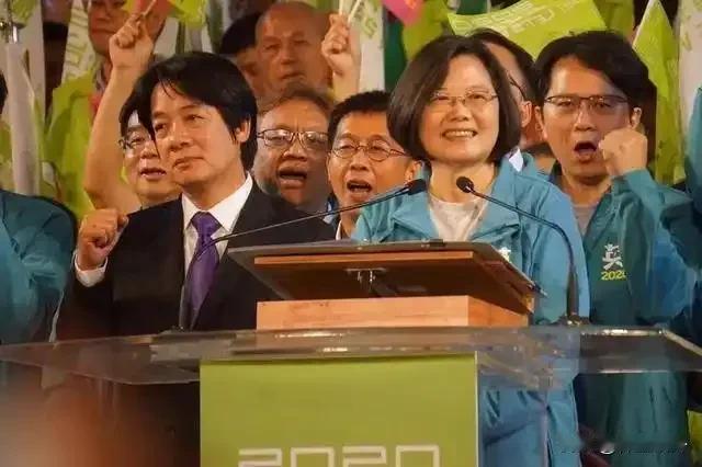 赖清德民调支持度降至新低仅有28%可是他的前任蔡英文竟然去看演唱会这不是明