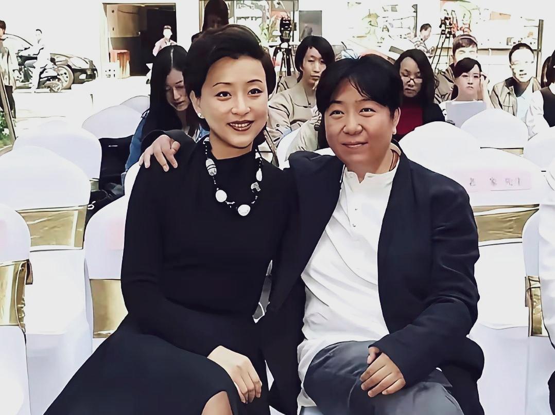 杨澜优雅美丽，举手投足尽显精英风范！旁边这位长相普通，一手搂着杨澜的肩膀，他是不