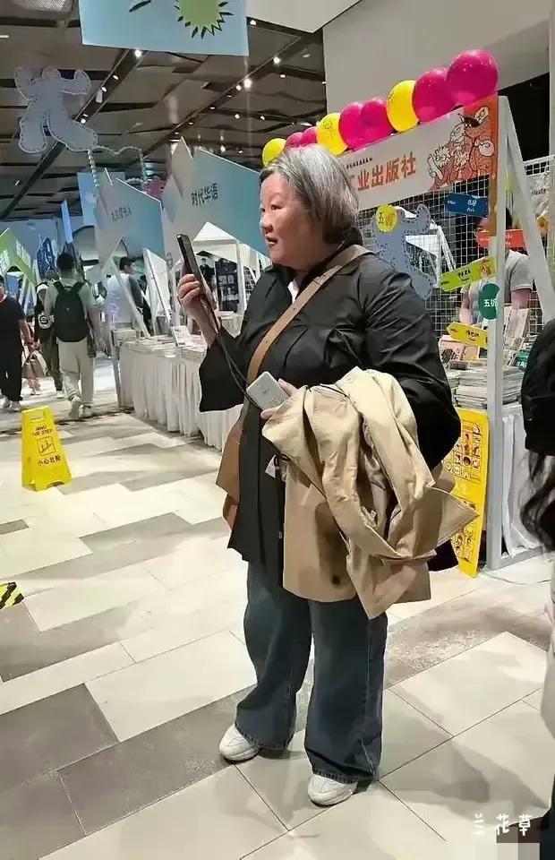 洪晃真实样貌。这不是剧照哦！“名门痞女”洪晃，朴素的外表，有趣的灵魂。她，真