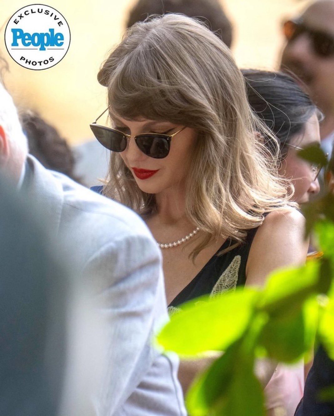 霉霉短发现身婚礼霉霉TaylorSwift短发造型现身OliJacobs
