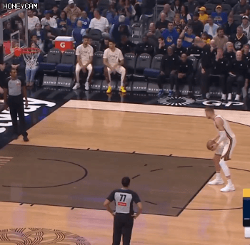 造孽！如今勇士板凳席竟只剩两人！在今天NBA常规赛勇士对阵奇才的比赛中，球迷赫