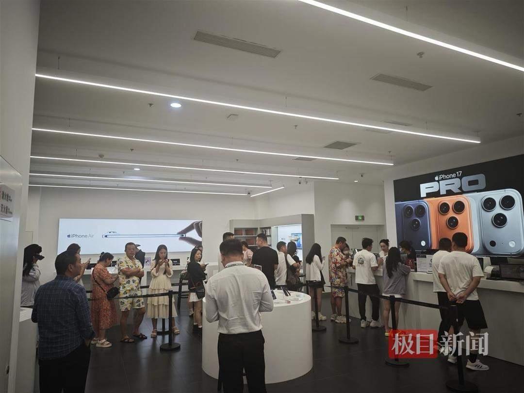 海南封关首日实探三亚免税城：免税价叠加消费券，苹果手机最高可减2140元刚刚走