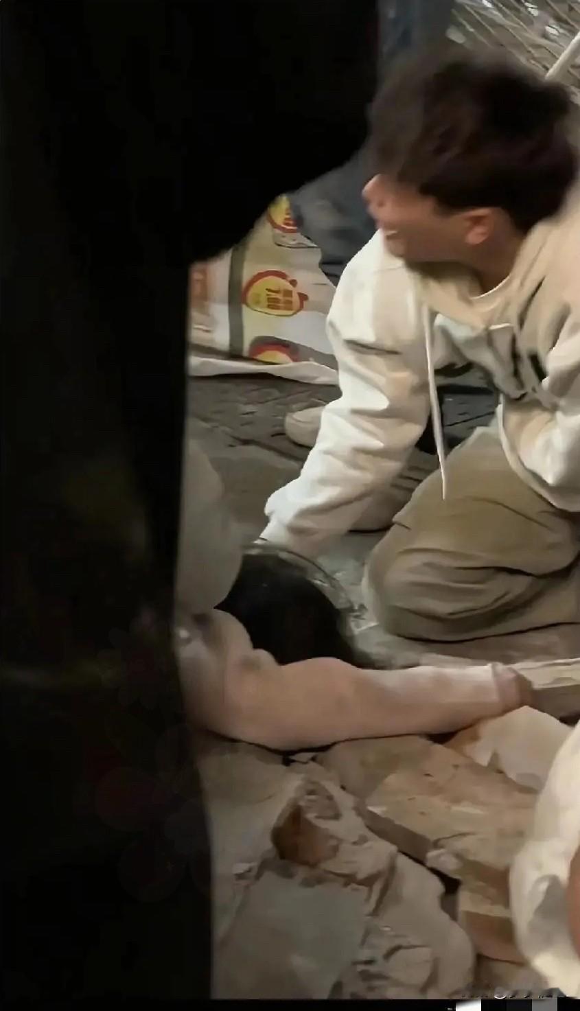 长沙这一次坍塌事件，遇难的这个女生真的不敢想象会给这个男生造成多大的阴影，估计