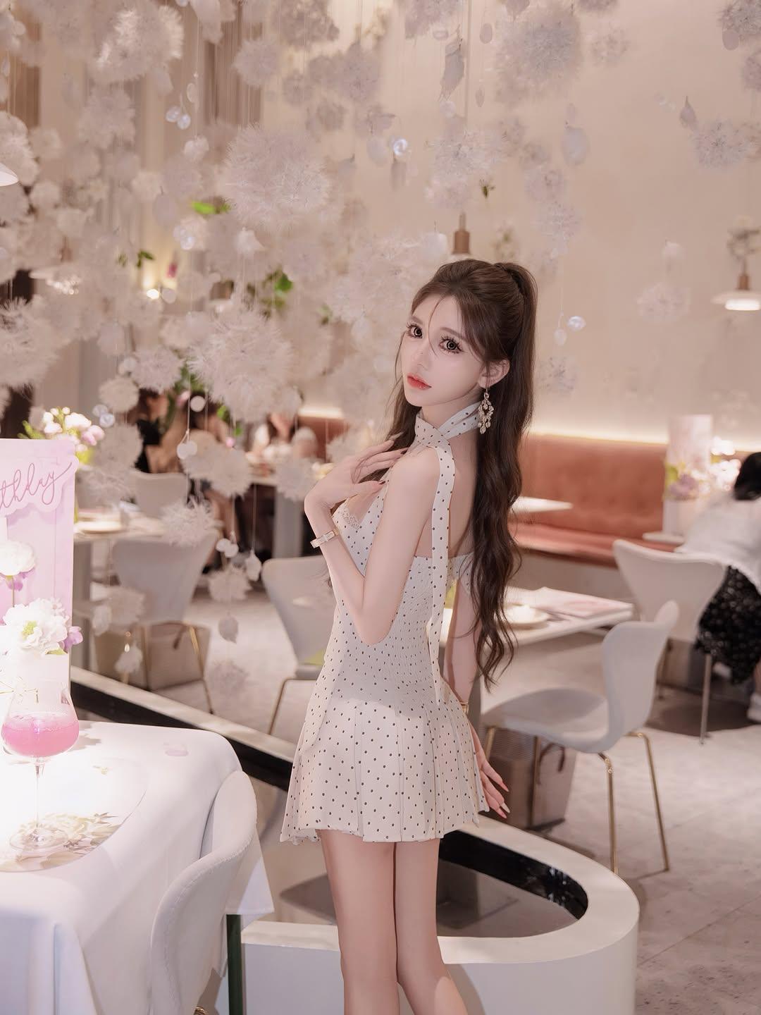 梦幻白色花海中的优雅少女，甜美与浪漫并存有气质的女人给人什么感觉小白裙怎么搭配