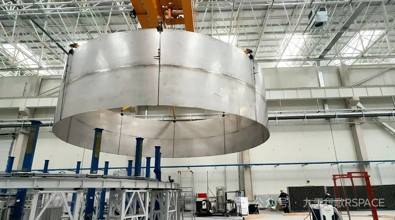 【九天行歌成功完成世界最大直径10米级不锈钢贮箱筒段环缝激光自动焊接】近日，北京