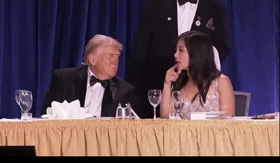 你们说得不对，我觉得特朗普对这位女士还是很友好的，看起来挺欣赏她。因为这位女士