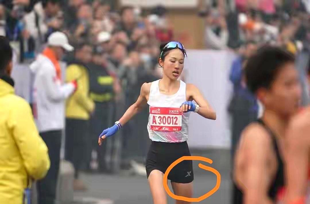 辞职不到二十天，张水华就杀回重马，膝盖还肿着，腘绳肌还疼着，硬是跑出2小时30分