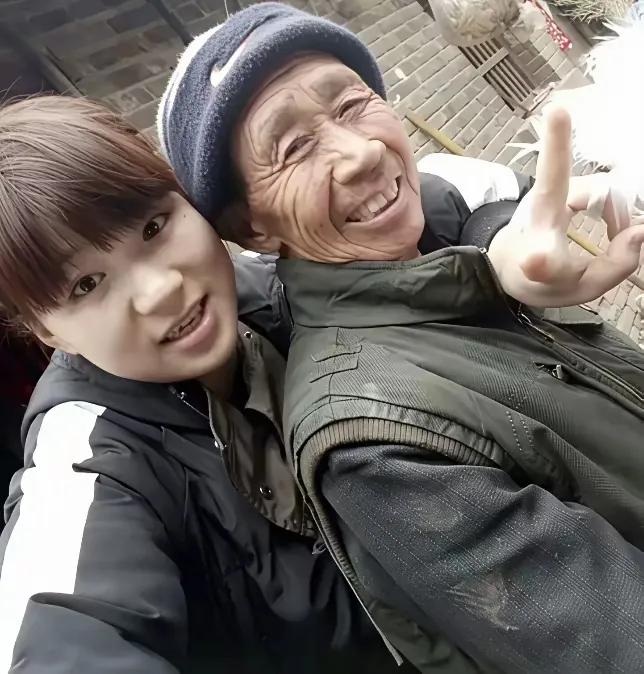 1997年，河南一个50岁光棍，捡回1名女婴。不料，送她读书后，她竟怒问：“穷到