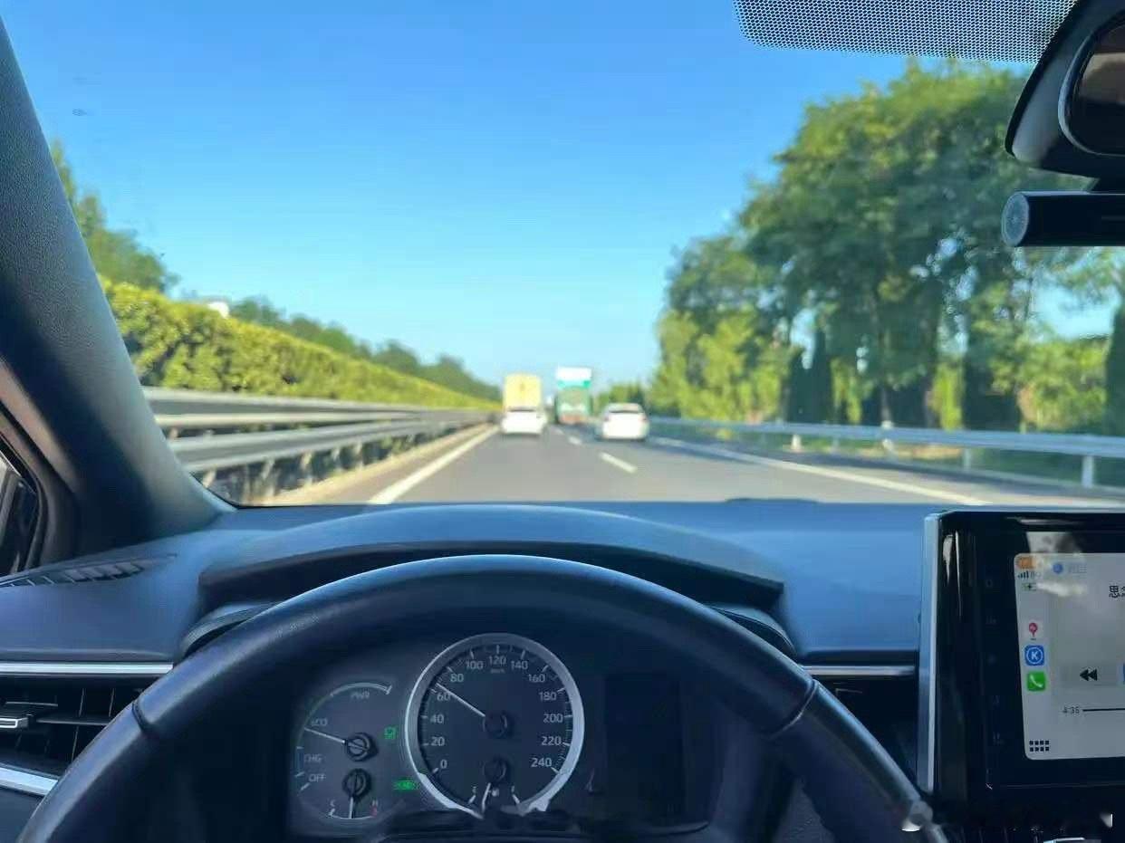 万万没想到开电车跑高速最让人担心的竟然是它...同样是没“粮”，油车动力几乎不掉