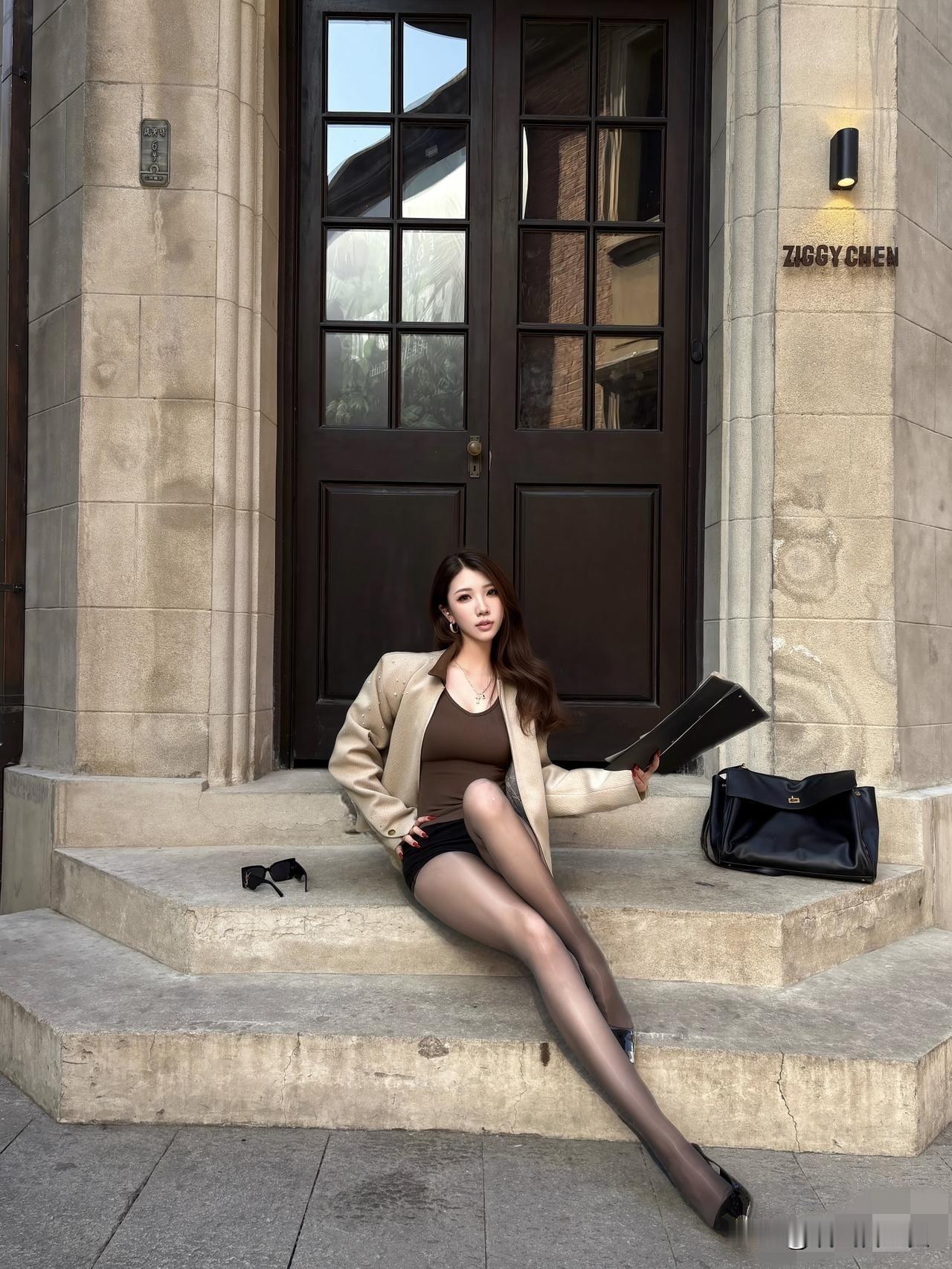 发现一个不争的婚姻事实：一个家庭中，女人手上没有手镯、手链，脖子上没有项链，能确