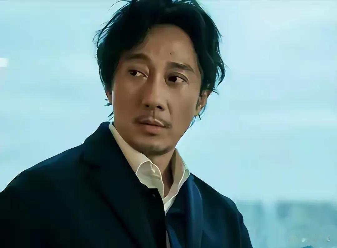 演员赵立新曾因“替日洗白、放弃国籍”等不当言论引发轩然大波。他质疑日军侵华时未烧