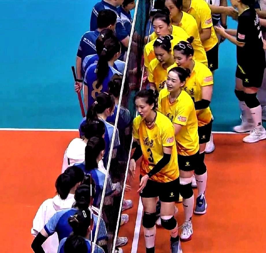 李盈莹出国打球意味着退役。国家队不会有一席之地。王媛媛和李盈莹要陆续去海外打