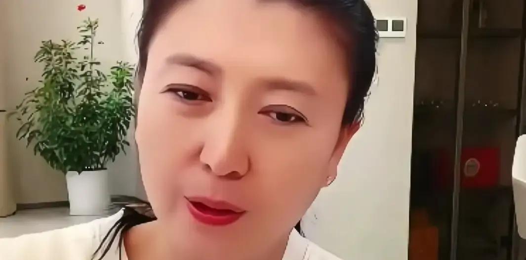 哭穷翻车，春晚还敢用她？闫学晶直播一句“家里只剩酸黄瓜”，网友瞬间炸锅。隔