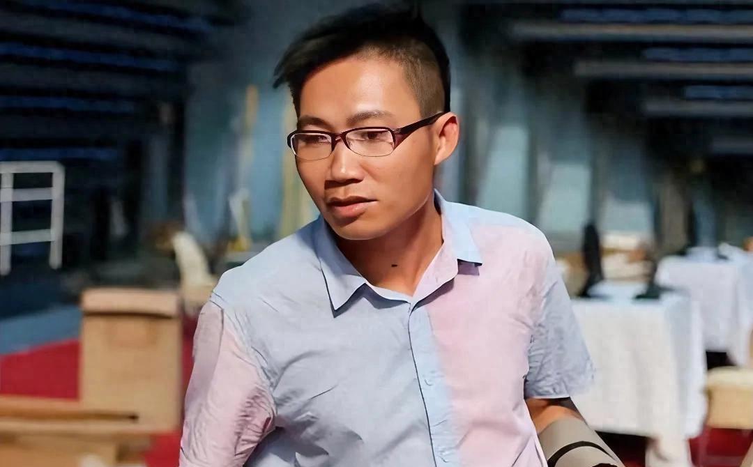 他被称为高考“疯子”，参加10次高考只为上清华，6次考取985名校却都放弃，36