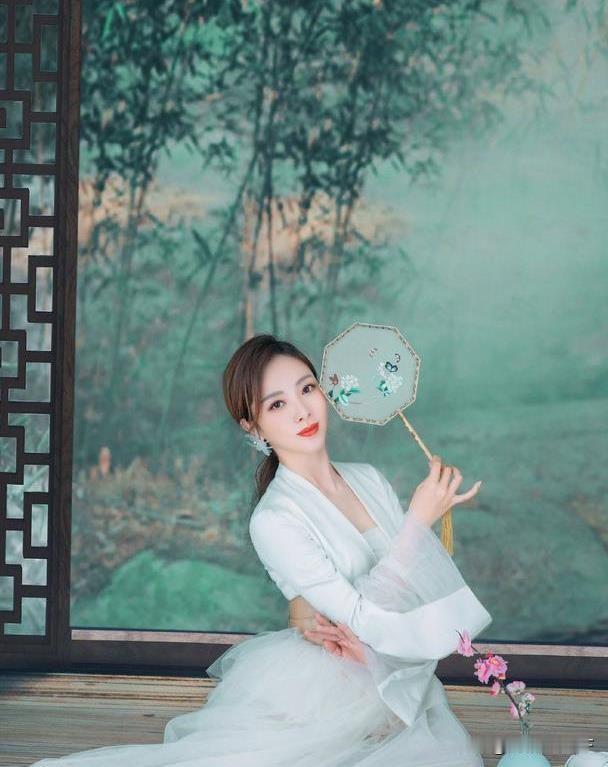 1986年出生的李思思，已是两个孩子的妈妈，却依旧身材苗条、皮肤白皙，气质依旧那