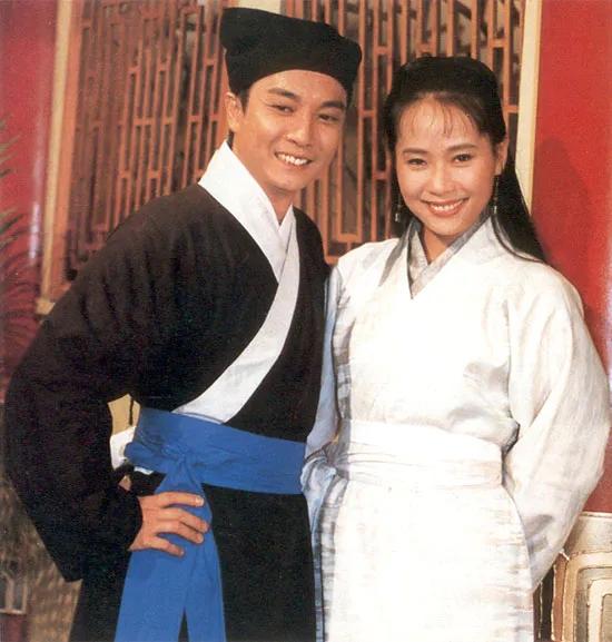 1991年香港演员刘松仁和叶童在台湾拍摄电视剧《碧海情天》片场合照，这是叶童首次