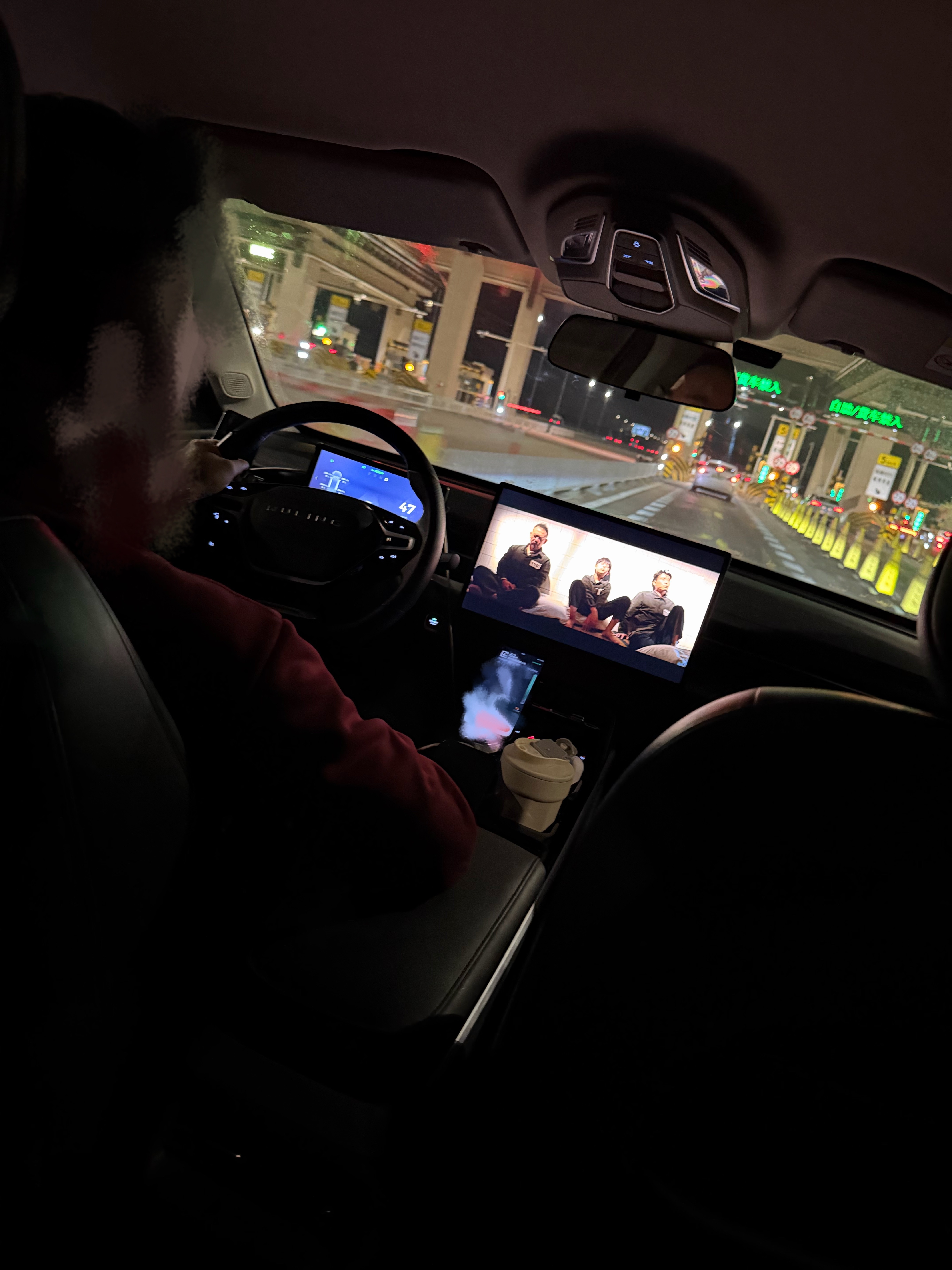 好家伙，打个车，司机师傅中控屏还放着电影这车咋还能行驶中看视频呢，这本身就不合理