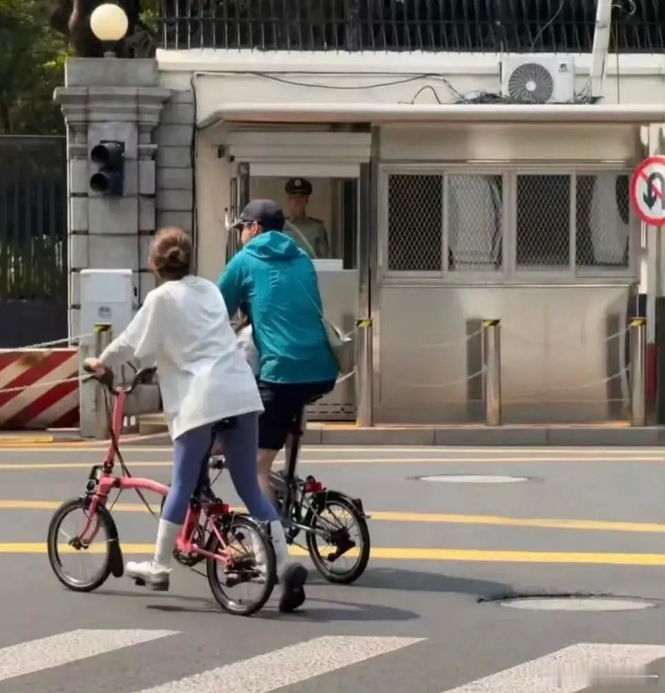 胡歌居然都有小孩了，我一直以为他还没结婚呢。有网友在上海衔头偶遇胡歌与妻子黄曦宁