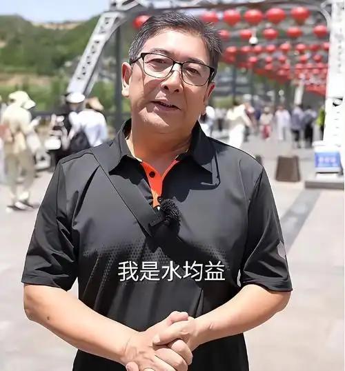 水均益在直播时，有人叫他聊郭德纲的事，他说，真不能聊，我不了解这件事。我看到了，